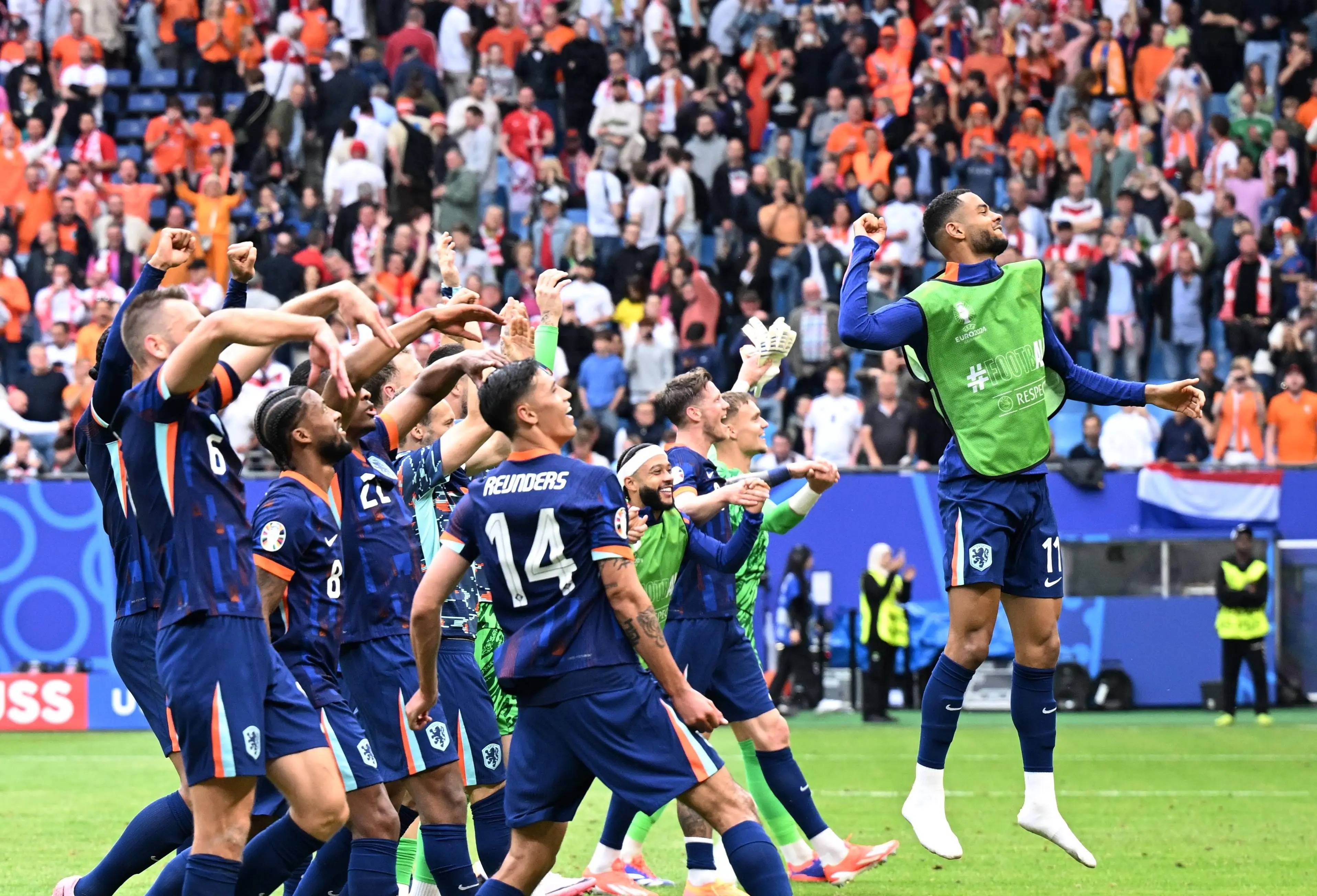 巴黎圣日耳曼临场应变备战荷甲萨拉赫在澳大利亚队比赛中战术调整，现场解说直呼：今晨瓦伦西亚调整名单以备亚冠的简单介绍